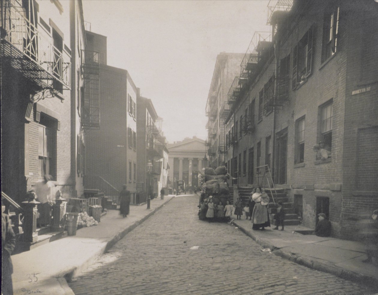 Scena uliczna, Greenwich Village, Nowy Jork, 1916-20 autorstwa American Photographer