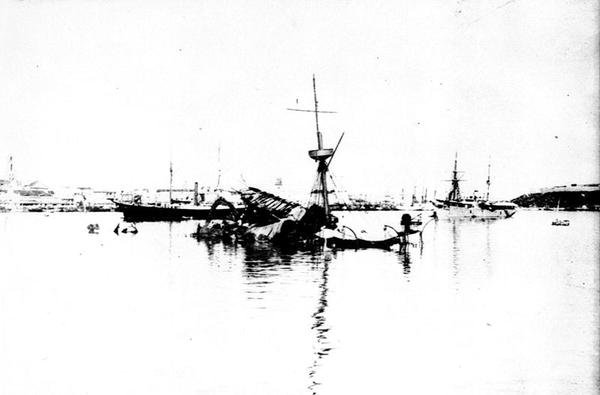 USS Maine w porcie w Hawanie, 15 lutego 1898 r. autorstwa American Photographer