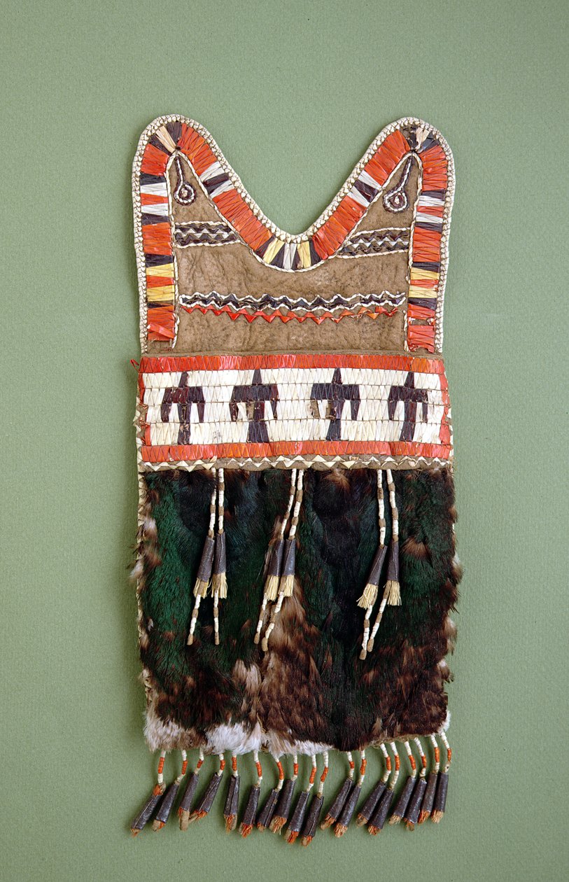 Torba, Sauk and Fox, Rdzenni Amerykanie, ok. 1820 (skóra jelenia, skóra głowy kaczki krzyżówki, kolce jeżozwierza, szyszki, sierść jelenia) autorstwa American School