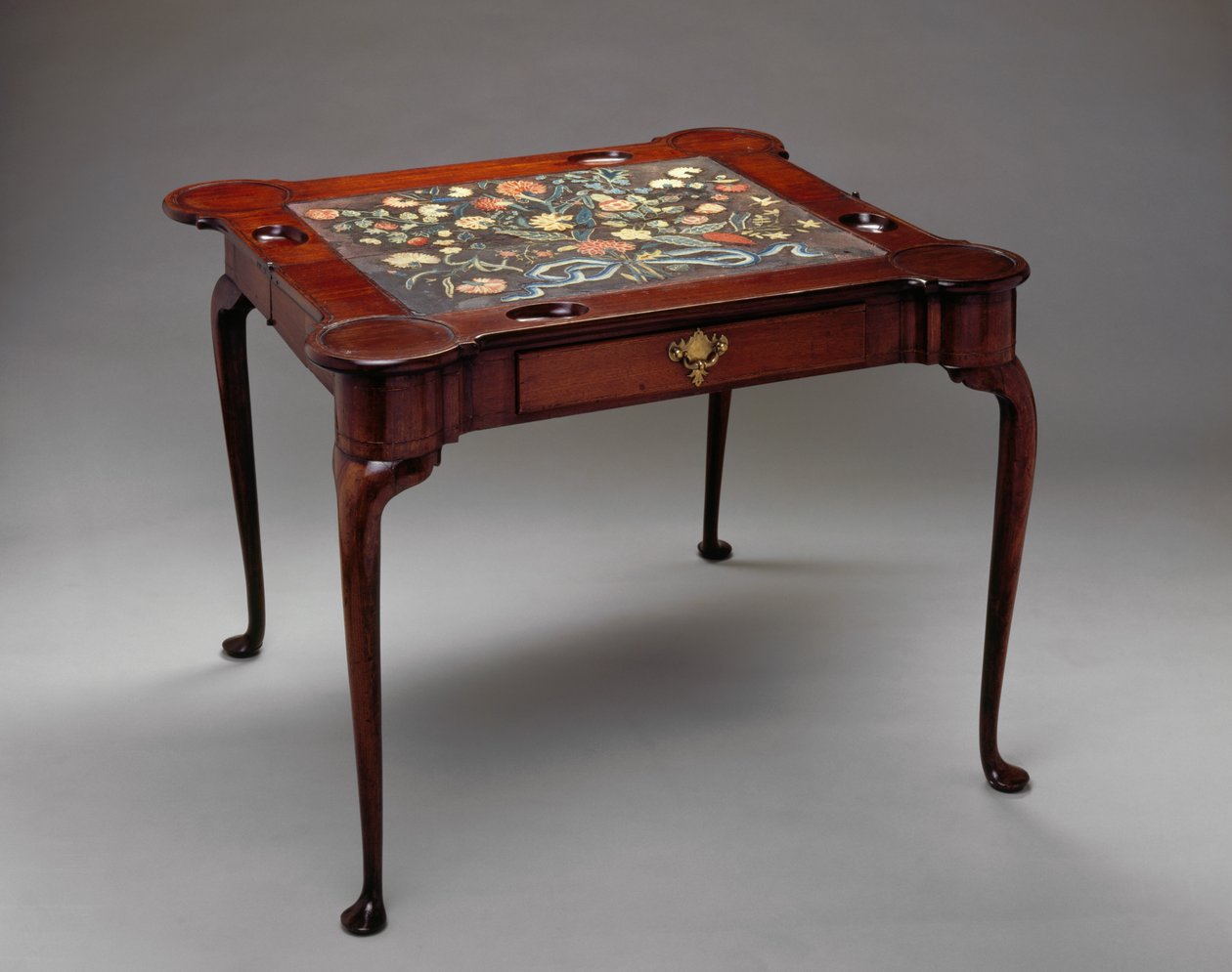 Stolik do kart, 1730-60 (mahoń i wkładka) autorstwa American School
