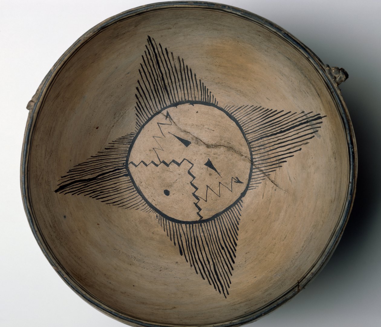 Miska rytualna Cochiti Pueblo ze słońcem, ptakami, chmurami, błyskawicami i deszczem, ok. 1890 (ceramika z polichromowanym obrazem poślizgowym i surową skórą) autorstwa American School