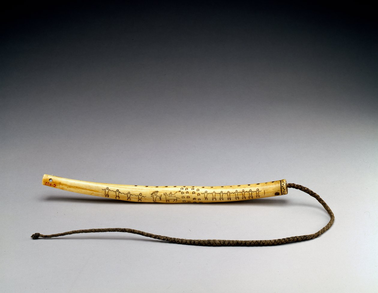 Quirt, grawerowane poroże łosia, Crow Nation, ok. 1840 (kości) (patrz także 434926) autorstwa American School