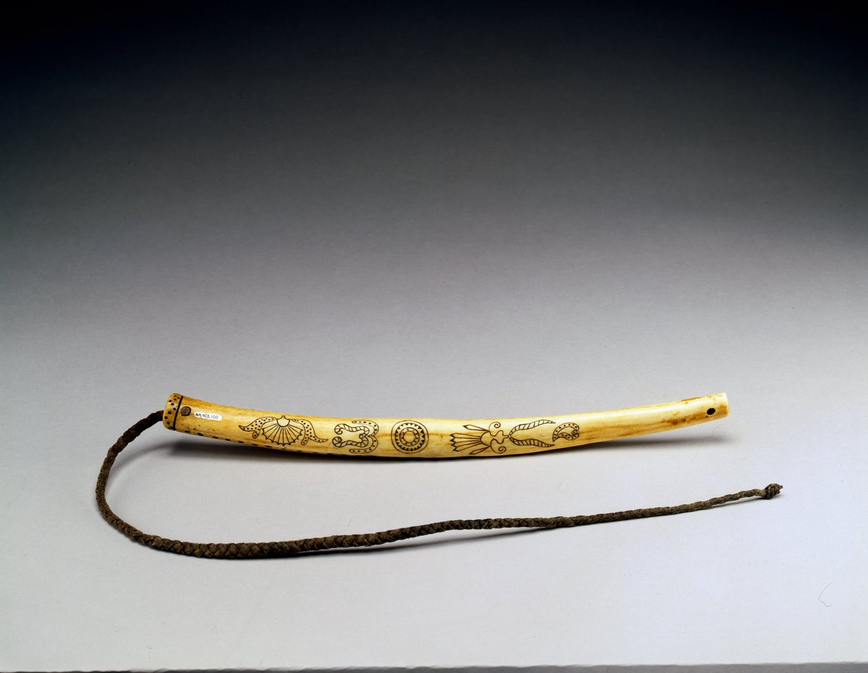 Quirt, grawerowane poroże łosia, Crow Nation, ok. 1840 (kości) (patrz także 434925) autorstwa American School