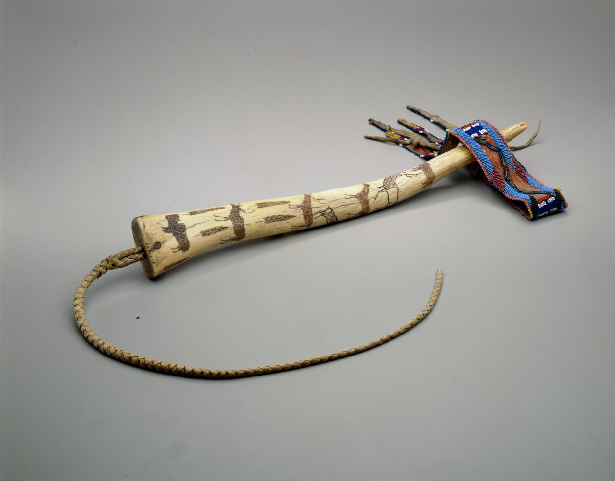 Quirt, grawerowane poroże łosia, Osage Nation, ok. 1875 (kość) autorstwa American School