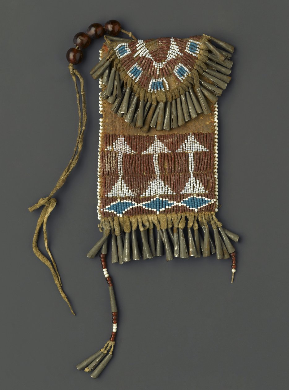 Etui na pasek damskie, prawdopodobnie Ute lub Kiowa, 1880-90 (hedi, metal, koraliki i pigment) autorstwa American School
