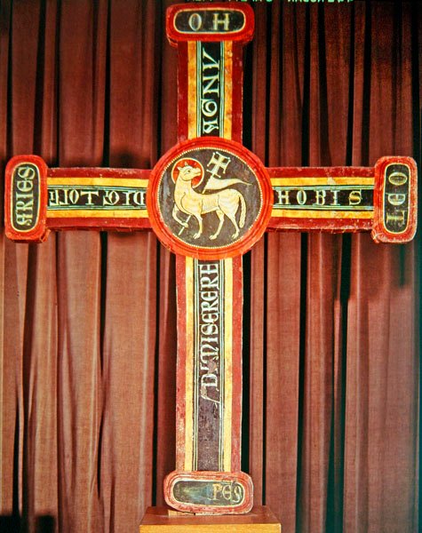 Krzyż Agnus Dei z Bagergue, ok. 1200 (tempera, relief stiukowy i pozostałości lakierowanej blachy na drewnie) autorstwa Catalan School
