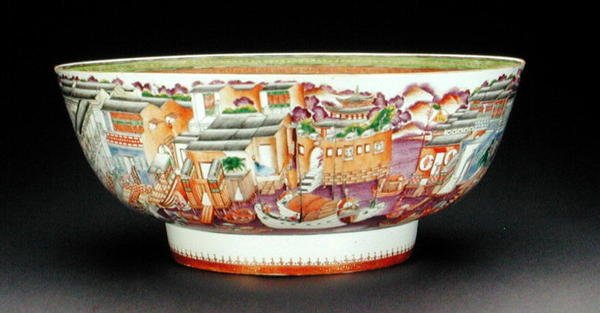 Miska ozdobiona paletą mandarynek ze sceną Hongów w kantonie, okres Qianlong, ok. 1770 (porcelana) (patrz 205911) autorstwa Chinese School