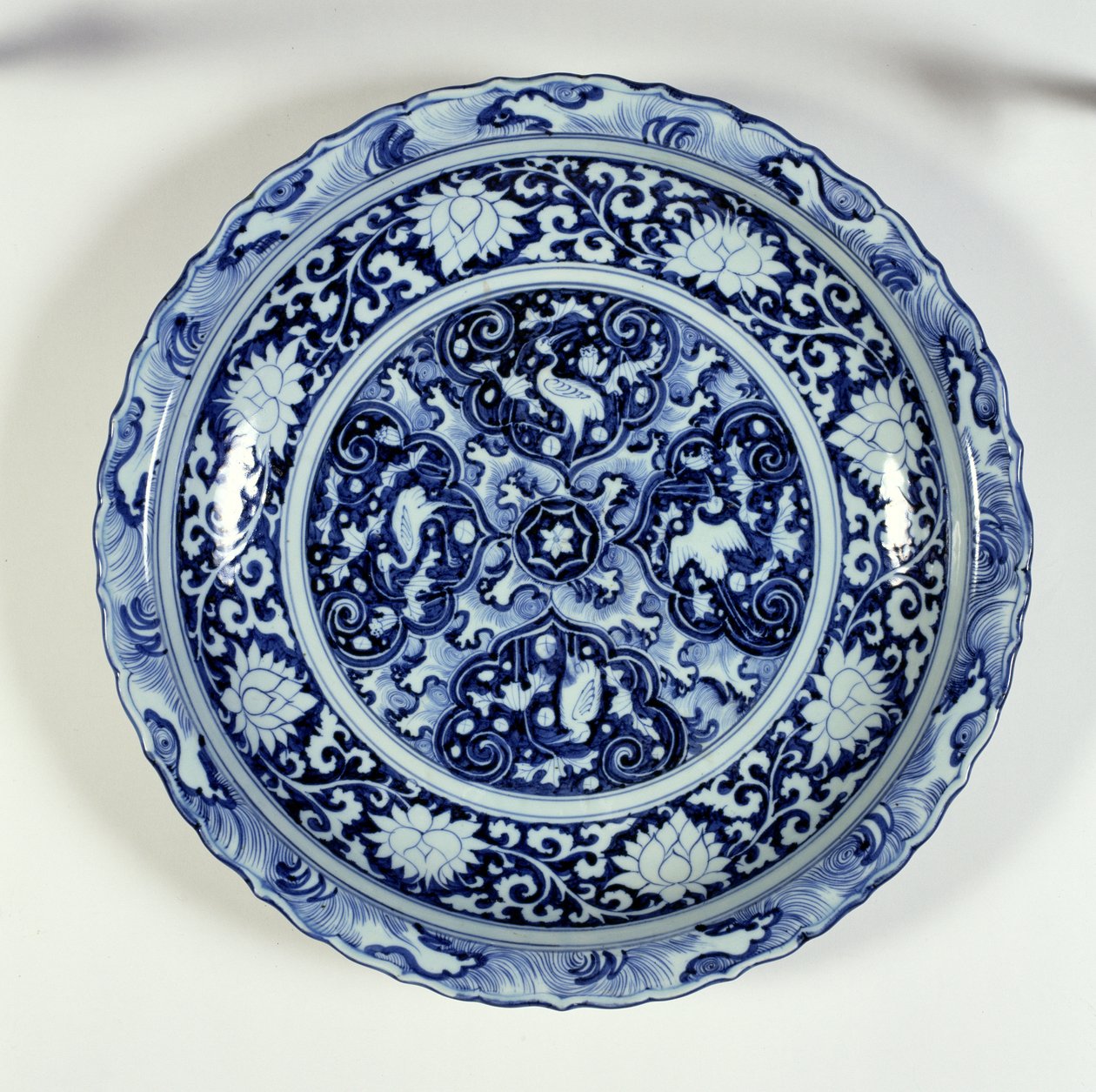 Ładowarka z dekoracją niebiesko-białą, 1325-55 (porcelana) autorstwa Chinese School