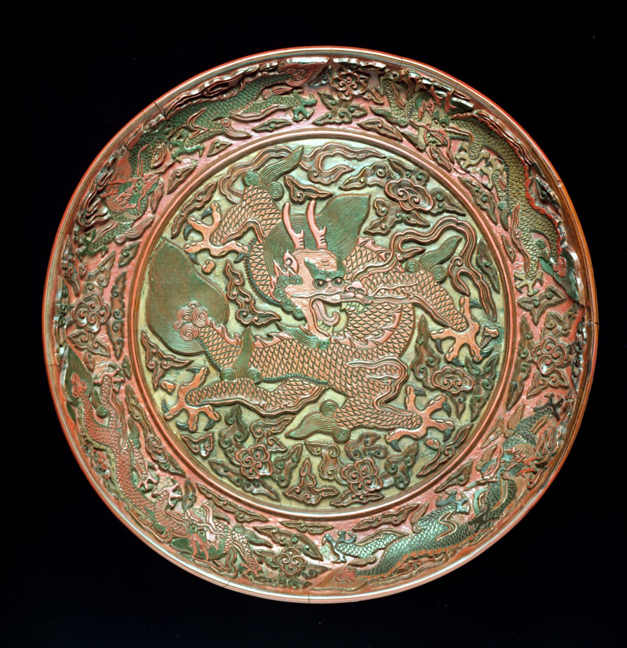 Okrągłe naczynie ozdobione dziewięcioma smokami, dynastia Ming 1403-1644, okres Jianjing 1522-66 (rzeźbiony lakier) autorstwa Chinese School