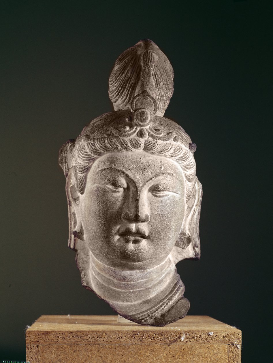 Głowa bodhisattwy, dynastia Tang (618-907), ok. 710 (piaskowiec i pigment) autorstwa Chinese School
