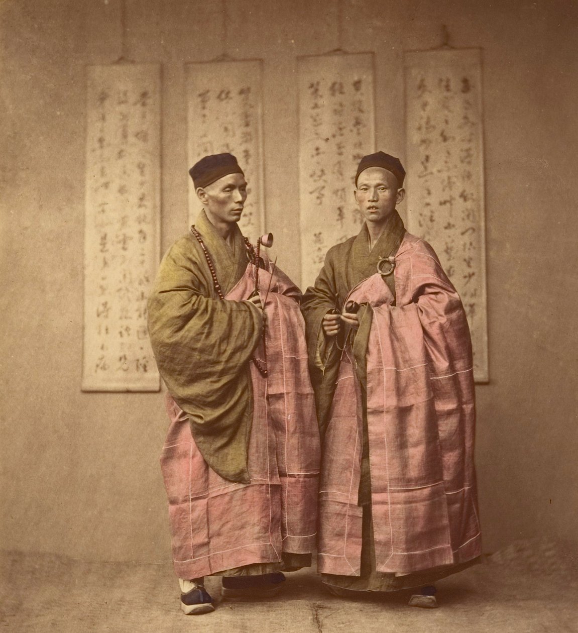 Dwóch mężczyzn w różowych szatach. ok. 1870 (druk albumowy) autorstwa Chinese School