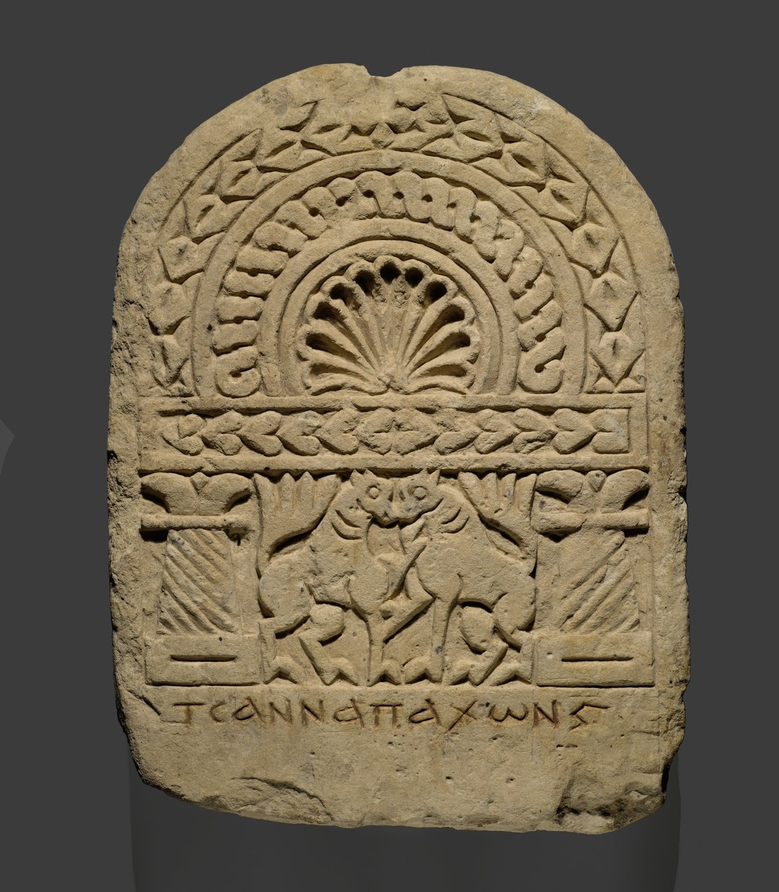 Stela z okrągłym wierzchołkiem, z Esny (wapień ze śladami czerwonej farby) autorstwa Coptic