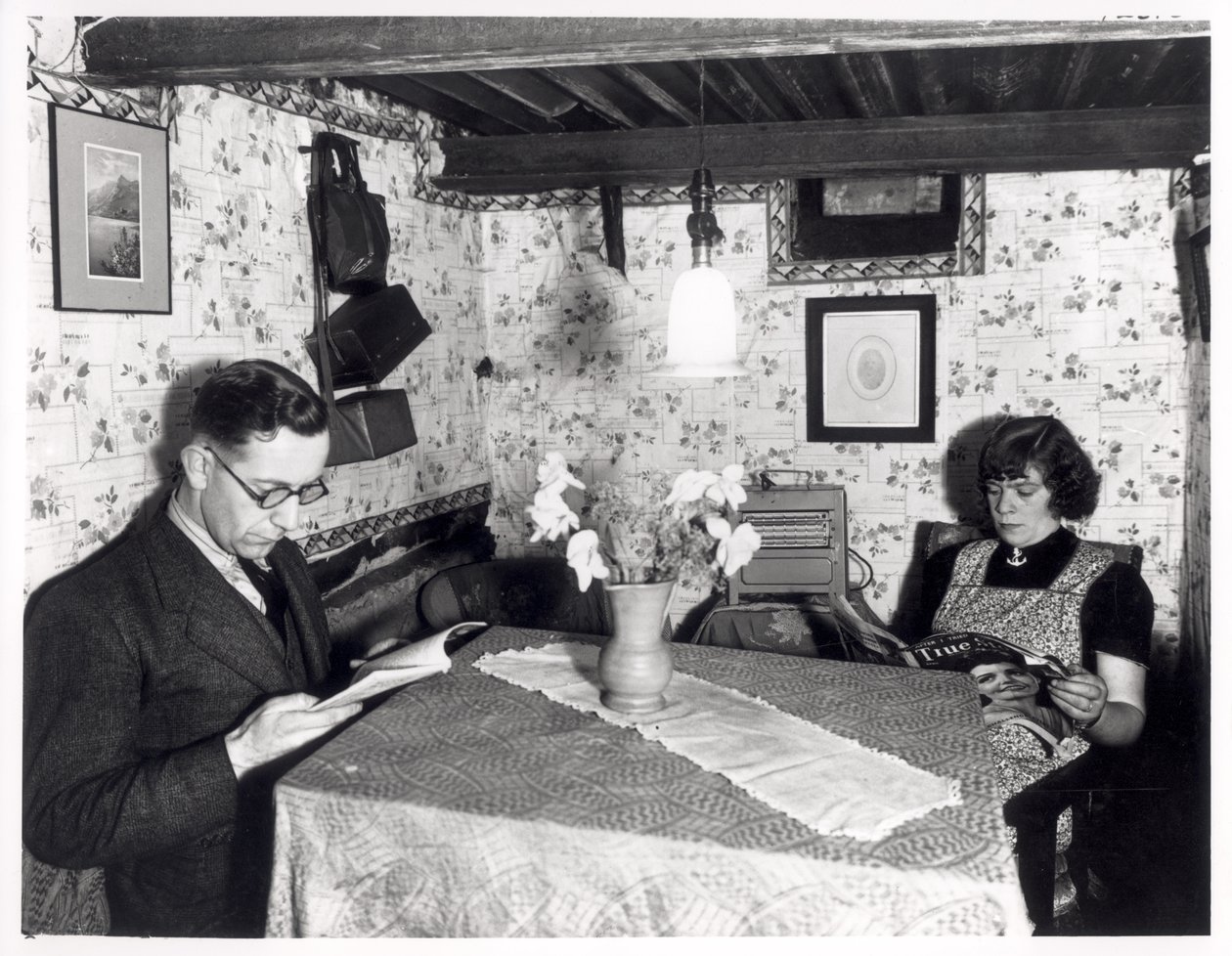 Para w schronie przeciwlotniczym, 11 Cardigan Avenue, Leeds, 15 października 1940 autorstwa English Photographer