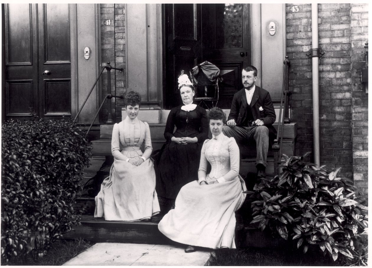 Grupa rodzinna na schodach Reginald Terrace 43, Leeds, ok.1889 autorstwa English Photographer