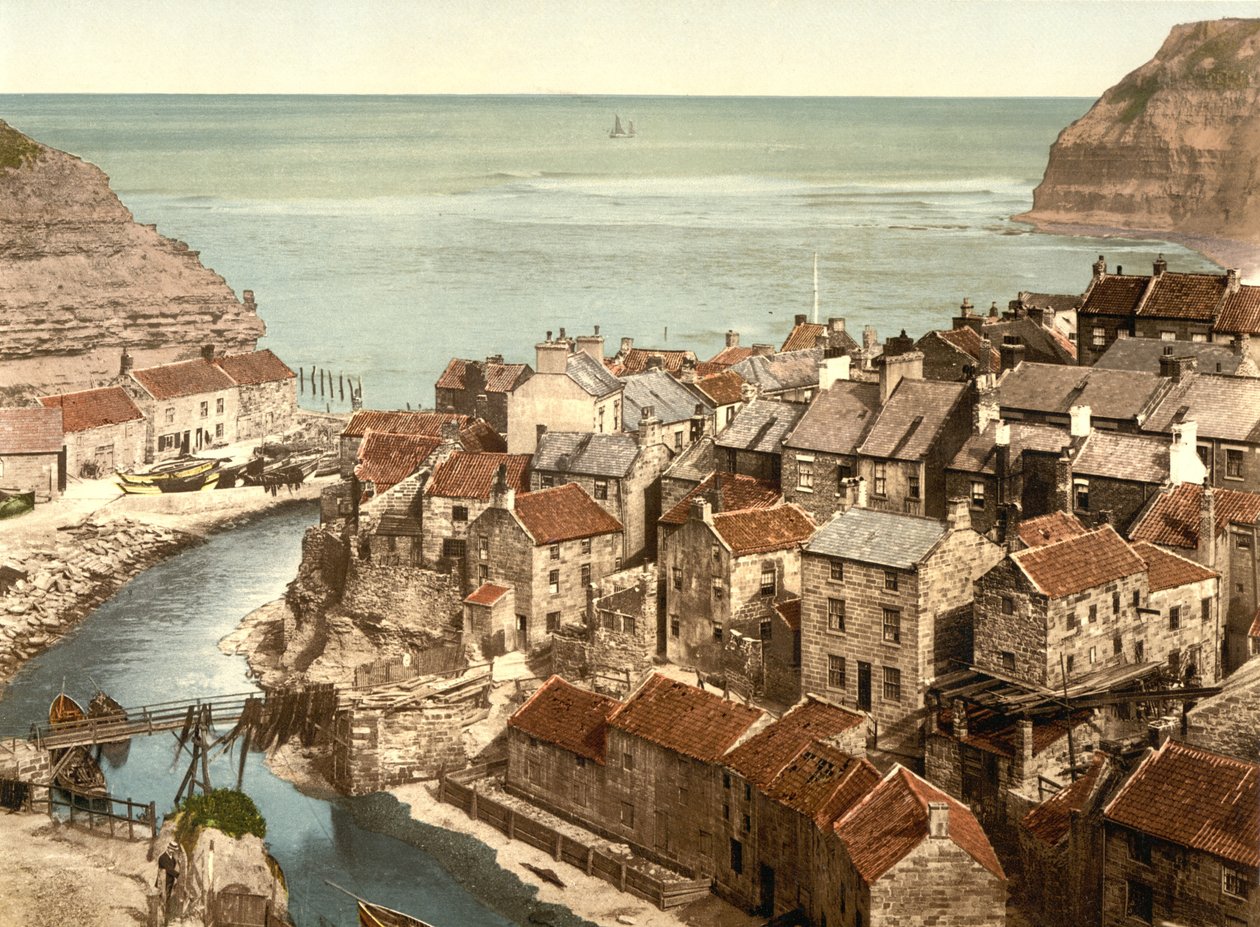 Staithes Village w pobliżu Whitby, Yorlshire, pub. ok. 1890 - 1900 (chromolitografia) autorstwa English Photographer