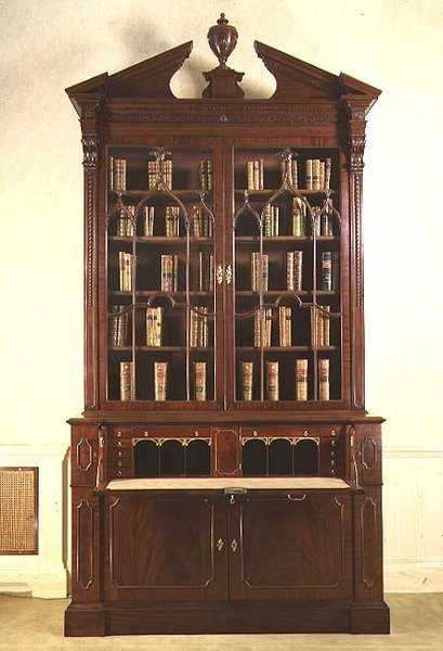 Regał Chippendale z łamanym naczółkiem i gotyckim maswerkiem, ok. 1760 autorstwa English School