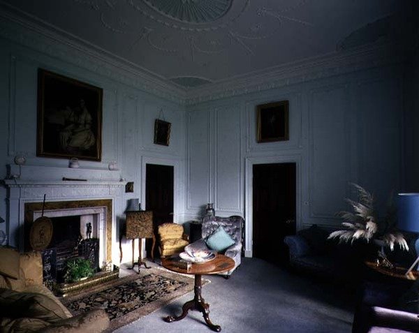 Salon z neoklasycznym fryzem instrumentów muzycznych, Belle Isle, Windermere, Cumbria autorstwa English School