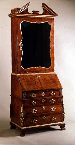 Biurko Jerzego I z bokami bombowymi, ok. 1720 (orzech i paczka złocona) autorstwa English School