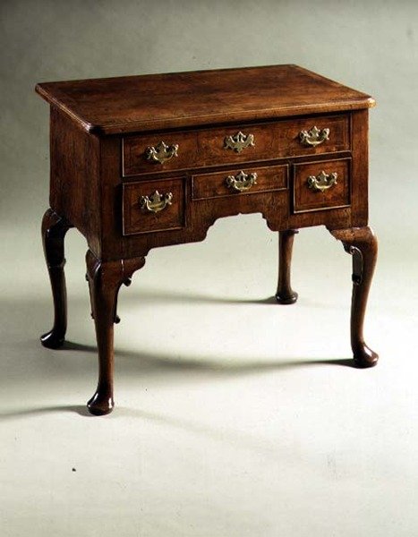 Lowboy, ok. 1710 (orzech) autorstwa English School