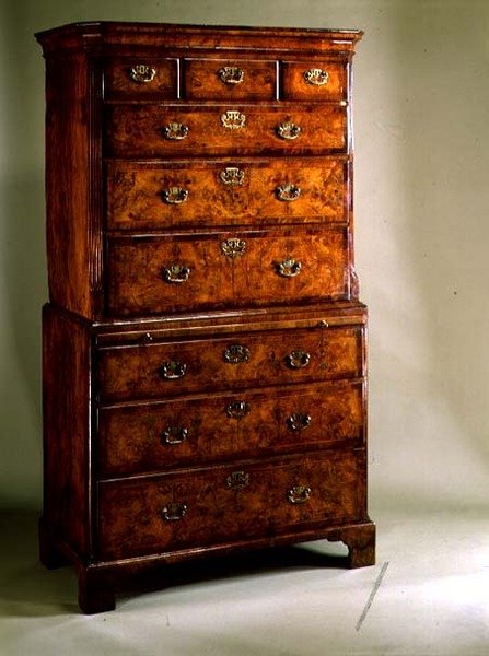 Queen Anne tallboy, c.1710 (orzech) autorstwa English School
