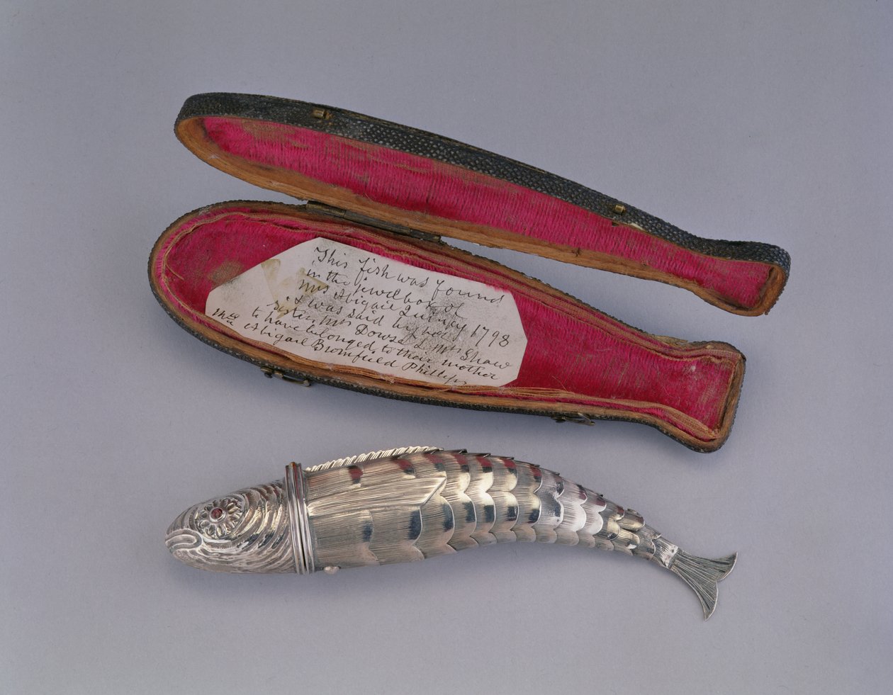 Zestaw do szycia w formie rybki, 1765-90 (srebrny) autorstwa English School