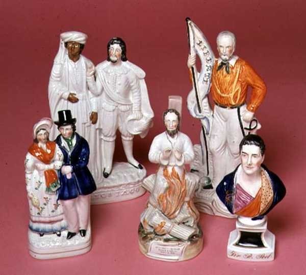 Postacie Staffordshire Sir Roberta Peela, arcybiskupa Cranmera, Otella i Iago, królowej Wiktorii i księcia Alberta oraz wolności autorstwa English School