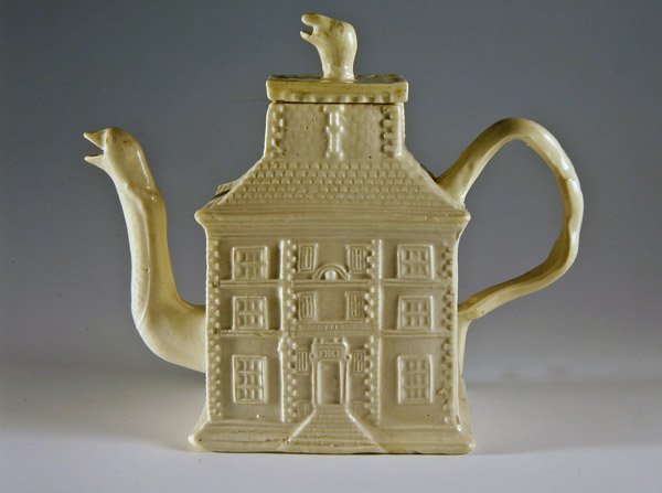 Biały czajniczek w kształcie domku, ok. 1750 (ceramiczny) autorstwa English School