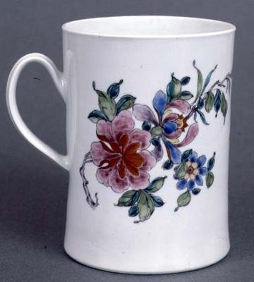 Kufel Worcester o cylindrycznym kształcie zdobiony sprayem stylizowanej śliwki w palecie famille rose, ok. 1750-55 (ceramika) autorstwa English School