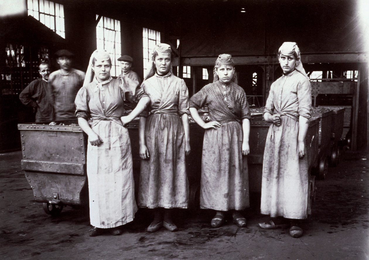 Portret czterech młodych robotnic zatrudnionych przy sortowaniu węgla w zakładzie górniczym Leus, Francja, 1896 r. autorstwa French Photographer