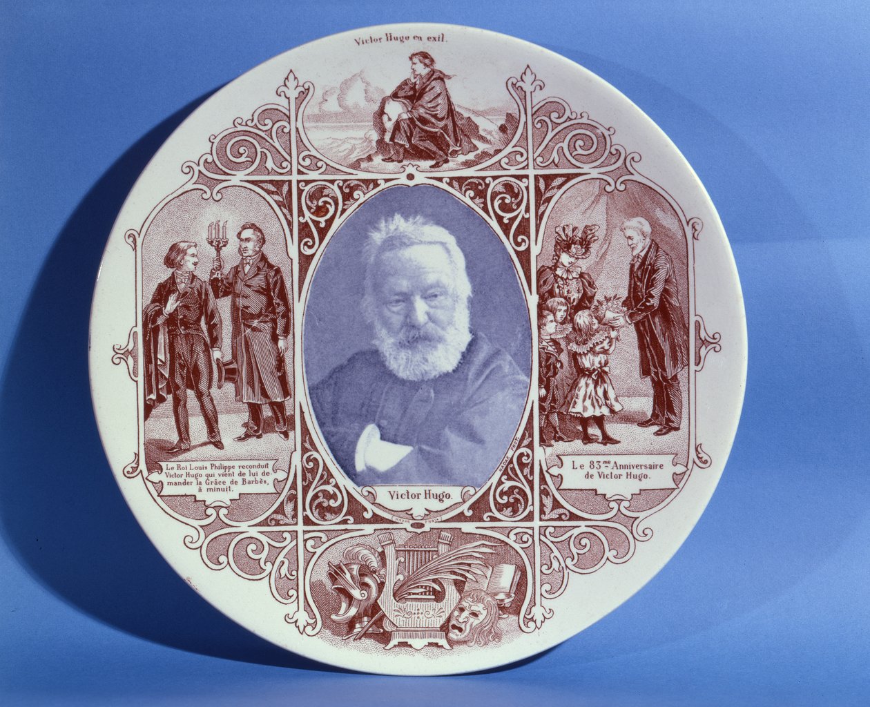 Tablica pamiątkowa upamiętniająca życie Victora Hugo (1802-85) wykonana w garncarni Sarreguemines, ok. 1884-85 (ceramika) autorstwa French School