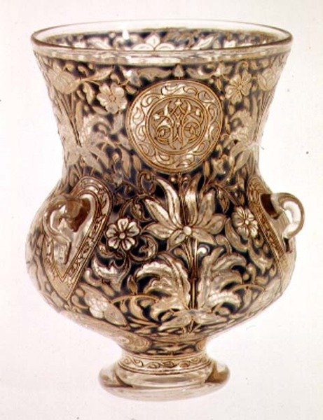 Lampa wisząca z pozłacaną i emaliowaną dekoracją w stylu islamskim autorstwa Josepha Brocarda, 1878 (szkło) autorstwa French School