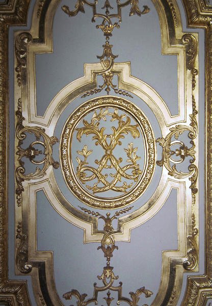 Monogram Ludwika XIV z przeplotem z wewnętrznej okiennicy Sypialni Królów, ok. 1701 (pozłacane drewno) autorstwa French School