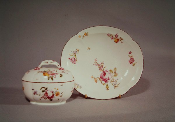 Mennecy Cukiernica z ładowarką w kształcie czterolistka, ozdobiona wielokolorowym motywem kwiatowym (porcelana) autorstwa French School