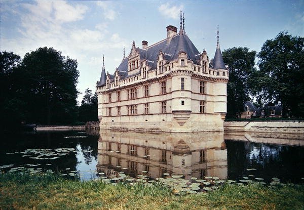 Widok na Chateau dAzay-le-Rideau, zbudowany dla Gillesa Berthelota, 1518-27 autorstwa French School