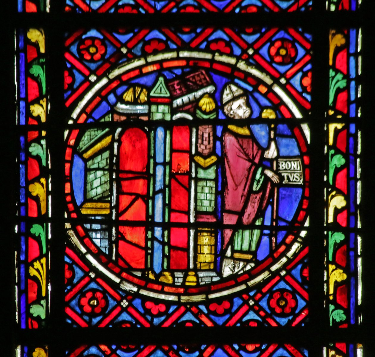 Okno przedstawiające Scena z życia Saint Bonnet: Saint Bonnet opuszcza Clermont Ferrand autorstwa French School