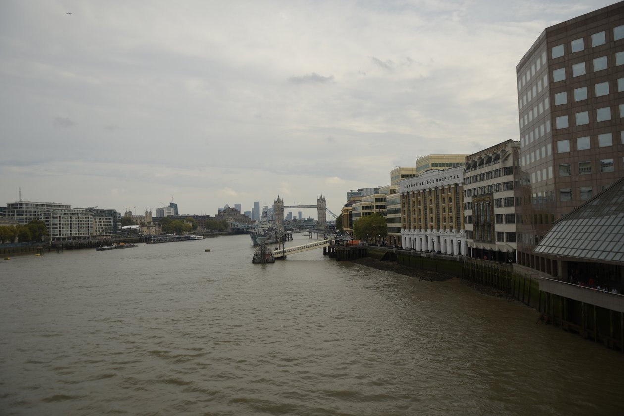 Most Londyński nad Tamizą w samym sercu Londynu autorstwa Albert Mansour