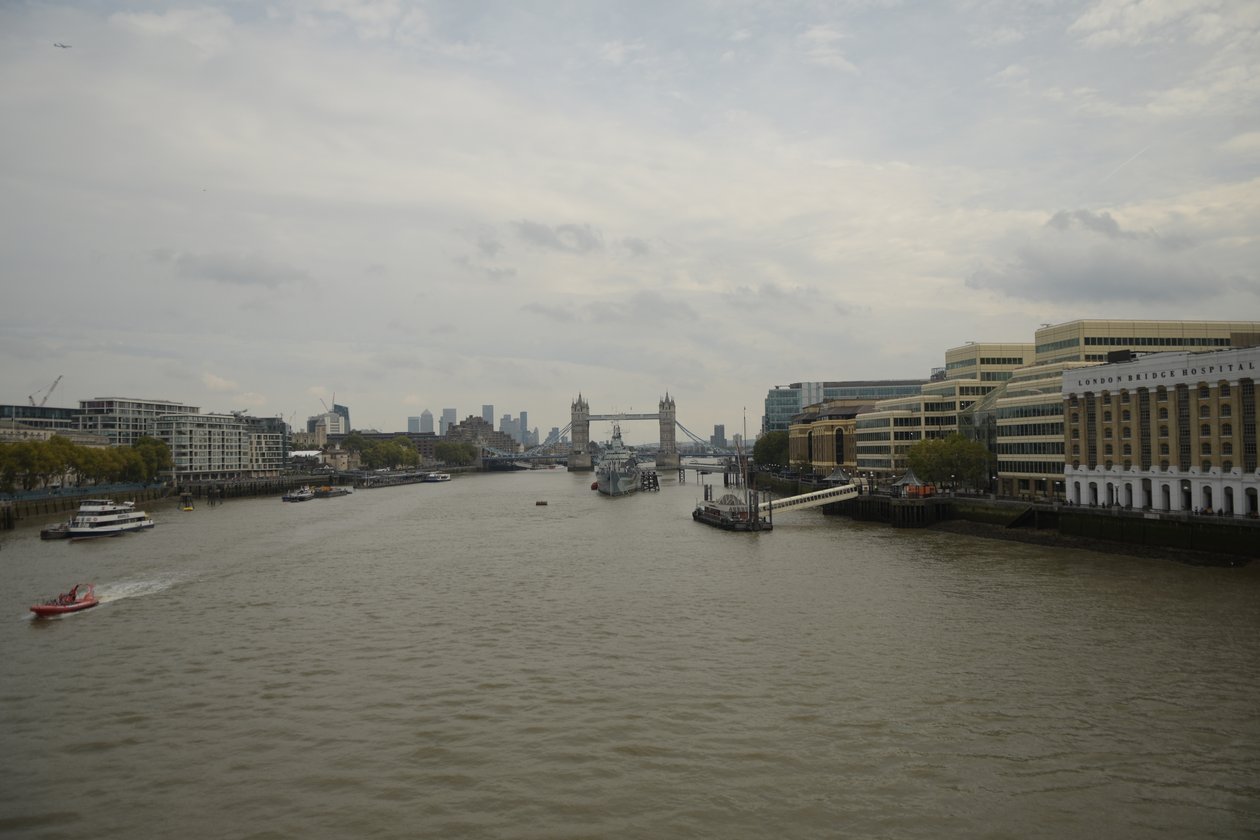Most Londyński nad Tamizą w samym sercu Londynu autorstwa Albert Mansour