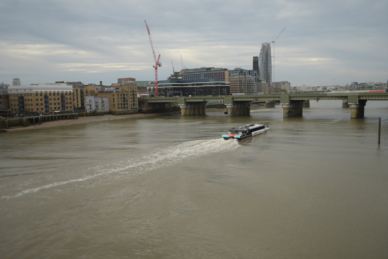 Most Londyński nad Tamizą w samym sercu Londynu autorstwa Albert Mansour