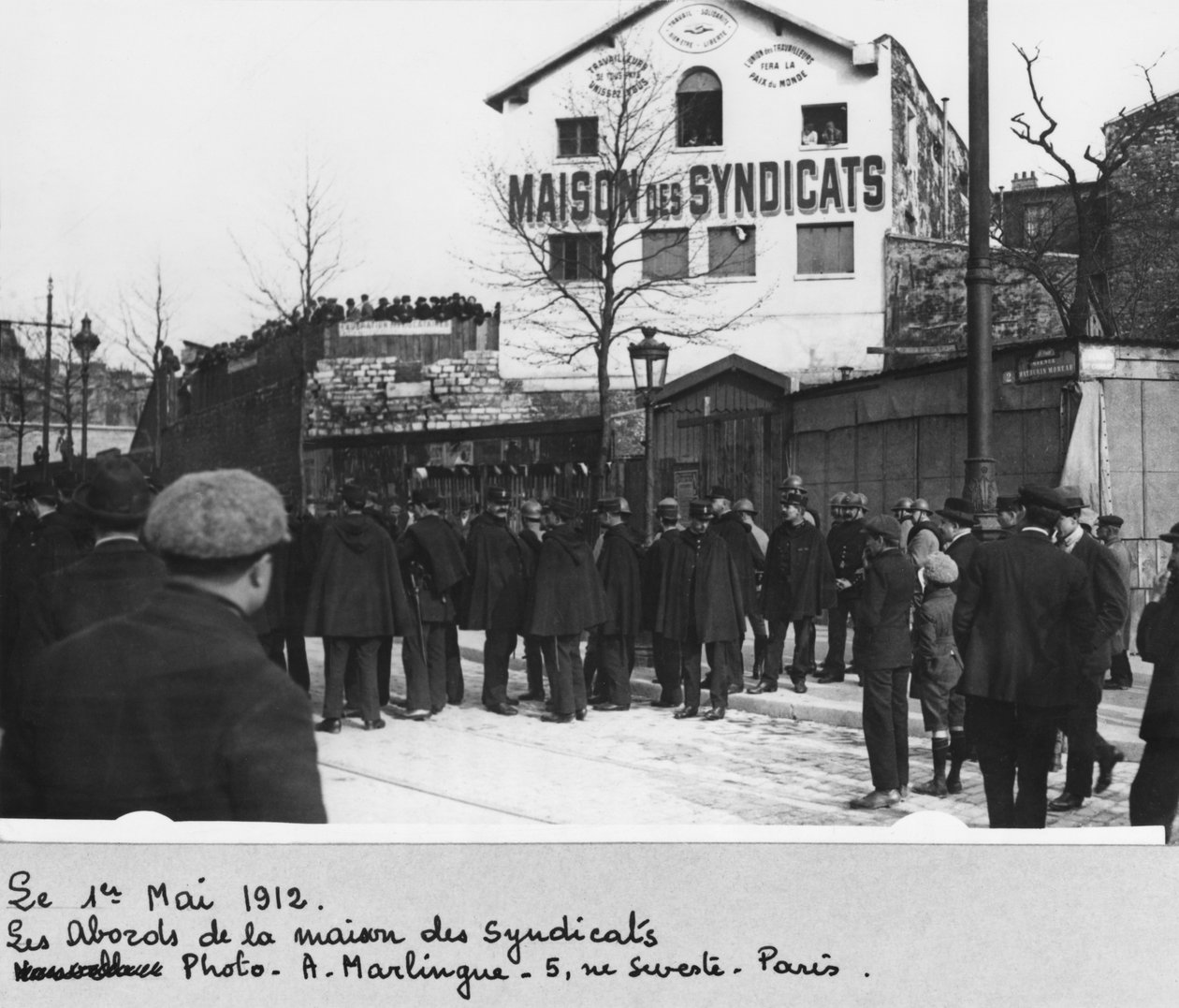 Okolice Maison des Syndicats, Paryż, 1 maja 1912 (zdjęcie bw) autorstwa A. Marlingue