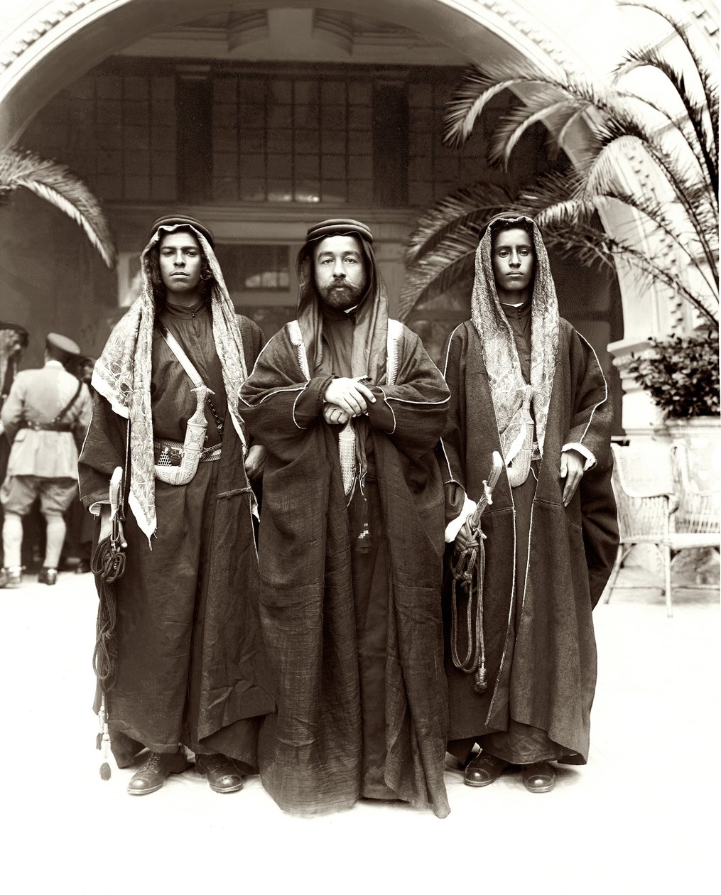 Szeryf Abdullah (w środku) z szejkiem Jwayber el-Otaiby (z prawej) z plemienia Otaibeh, 1921 autorstwa A. Reid