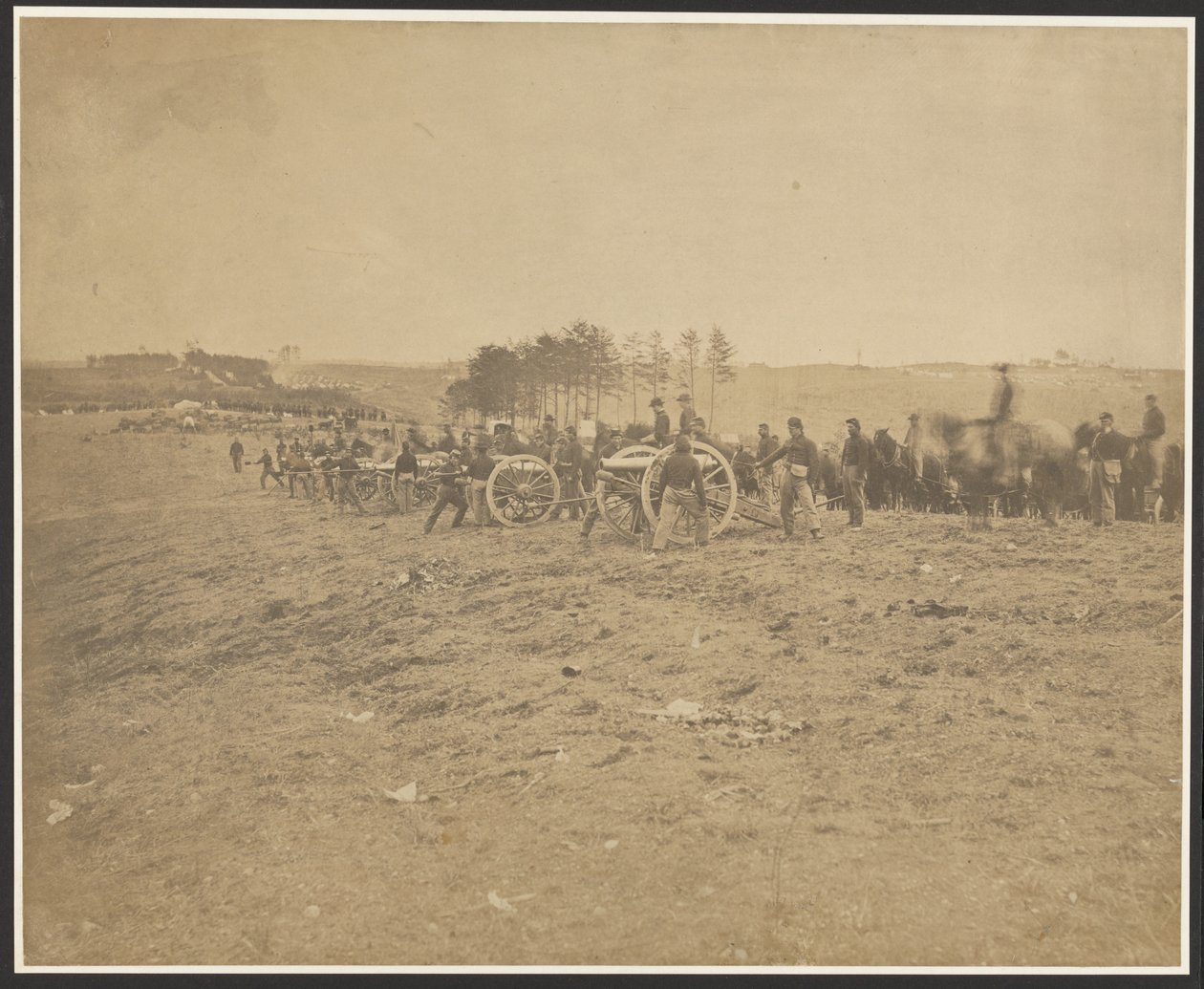 [Pierwsza bateria Connecticut, niedaleko Fredericksburga]. autorstwa A.J. Russell