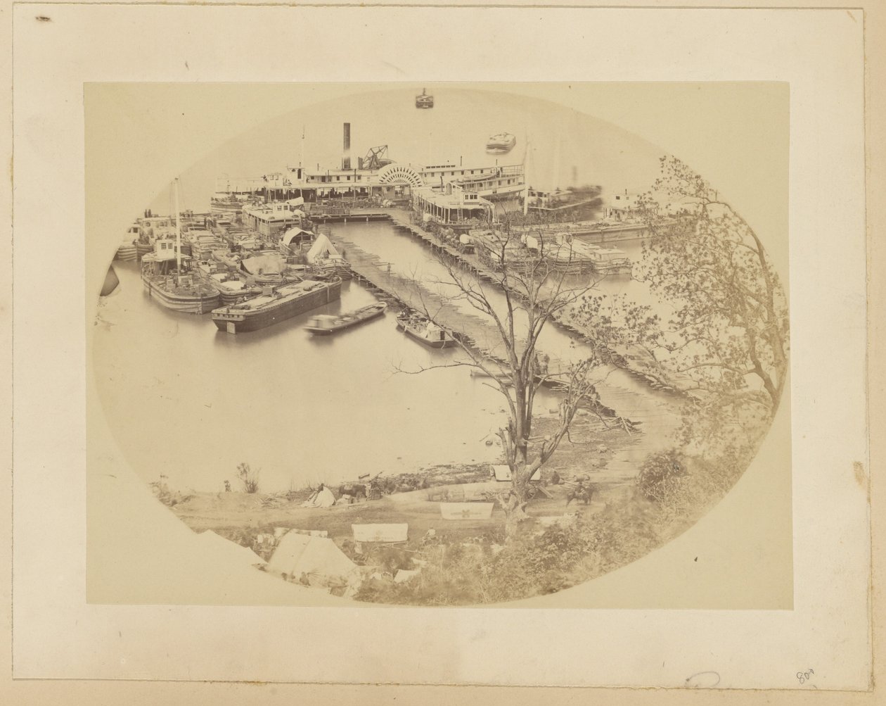 [Dolne nabrzeże, Belle Plain, Korpus Budowlany USMRR] [16 maja 1864 r.]. autorstwa A.J. Russell