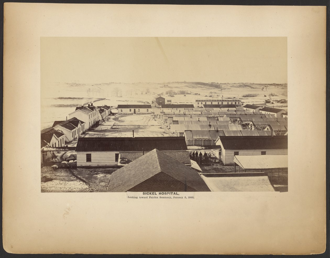 Szpital Sickel, patrząc w kierunku Seminarium Fairfax, 5 stycznia 1864 r. autorstwa A.J. Russell