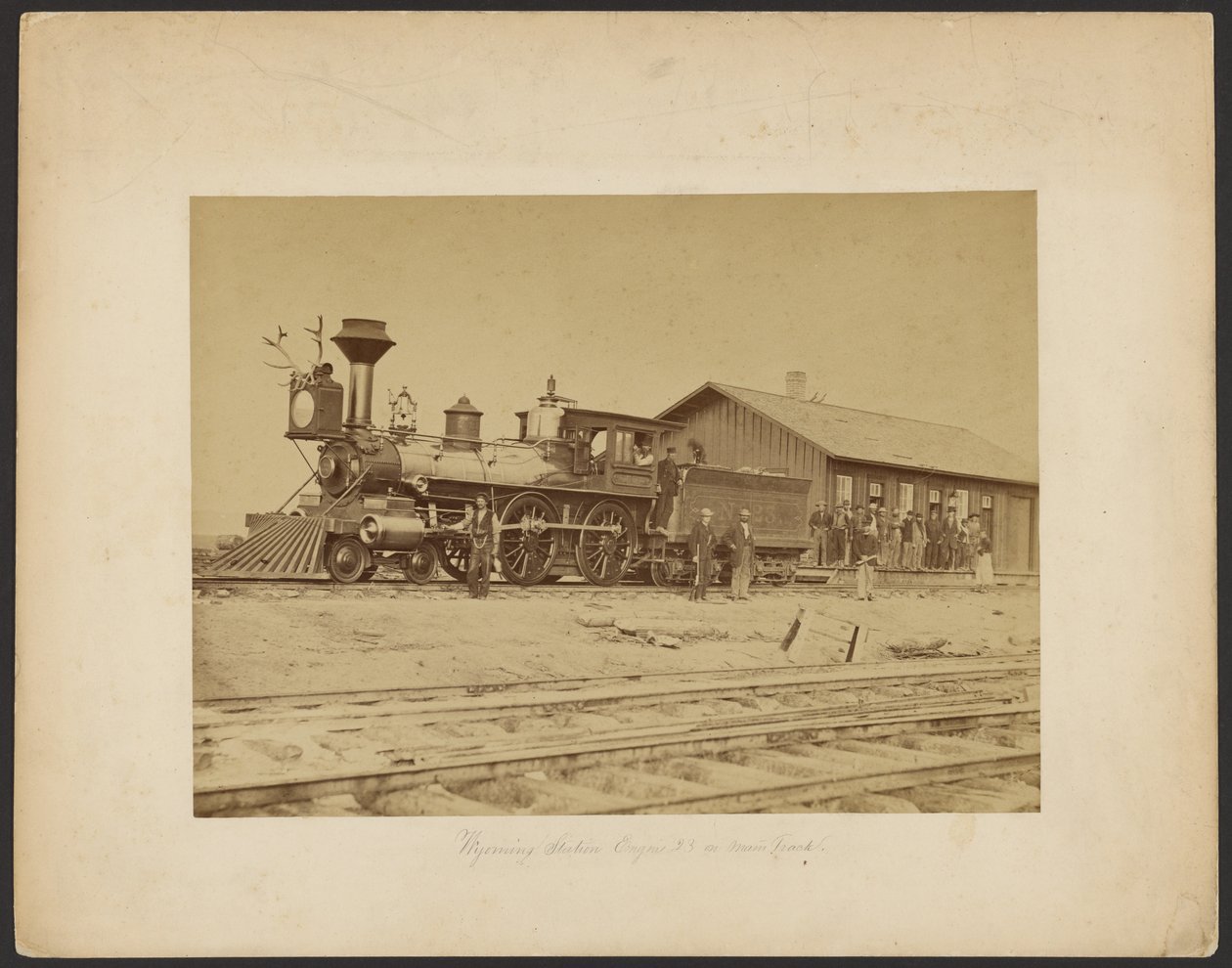 Wyoming Station Engine 23 na głównym torze [Wyoming]. autorstwa A.J. Russell
