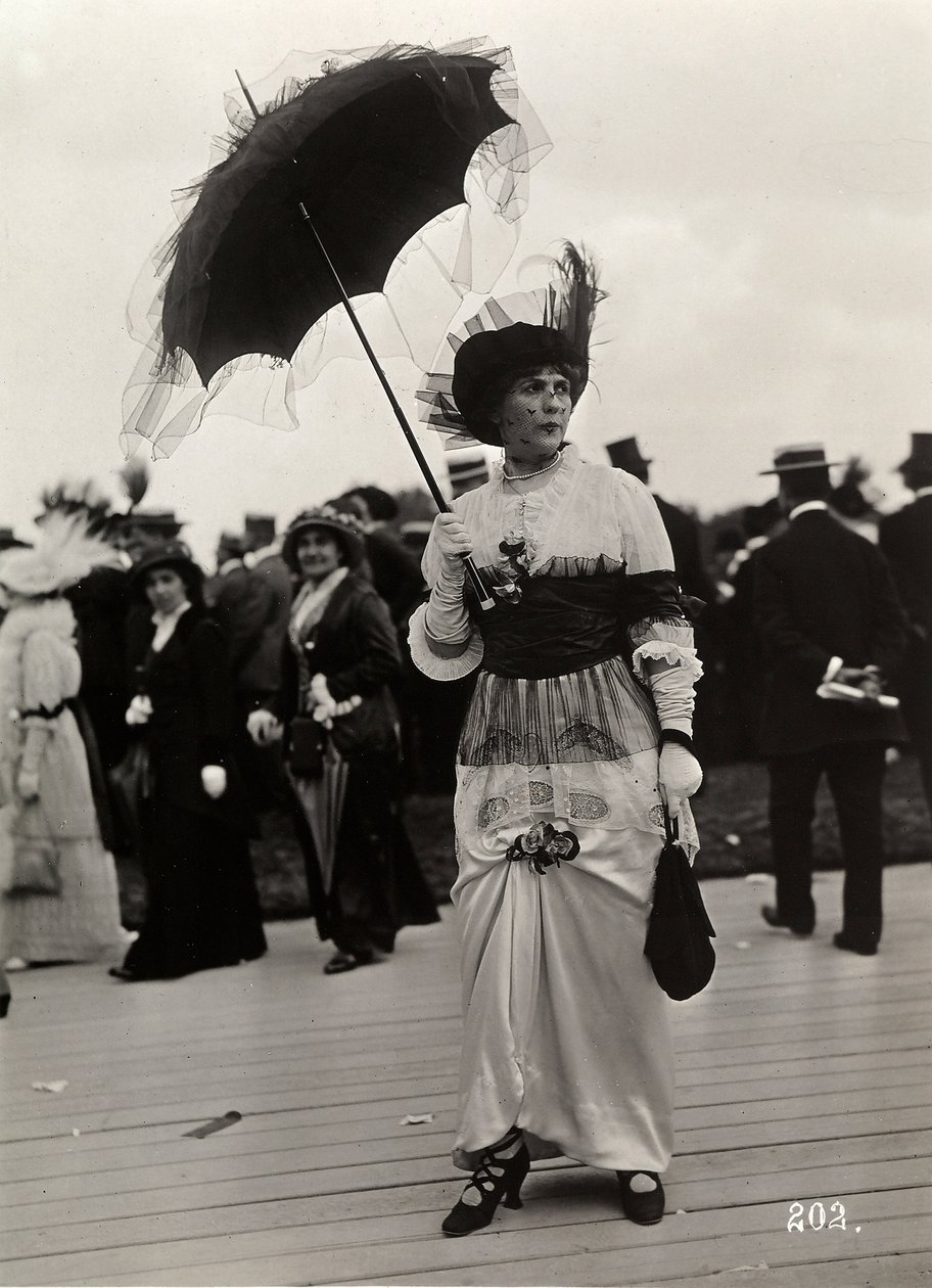 Moda na wyścigach: kobieca widz na Journée des drags, Auteuil, Francja (odbitka żelatynowo-srebrowa) autorstwa A. Calavas