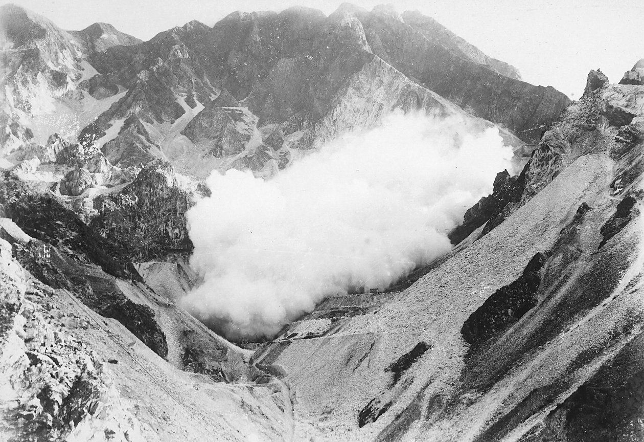 Eksplozja w kamieniołomie marmuru w Alpach Apuańskich, Toskania (zdjęcie czarno-białe) autorstwa A. Corsini
