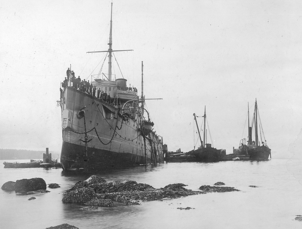 HMS Flora Run Aground w 1903 r. (zdjęcie czarno-białe) autorstwa A. Edward Jones and Co.