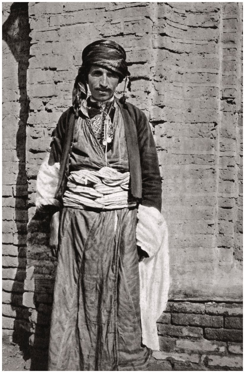 Członek plemienia kurdyjskiego z południowego Kurdystanu, Irak, 1925. autorstwa A. Kerim