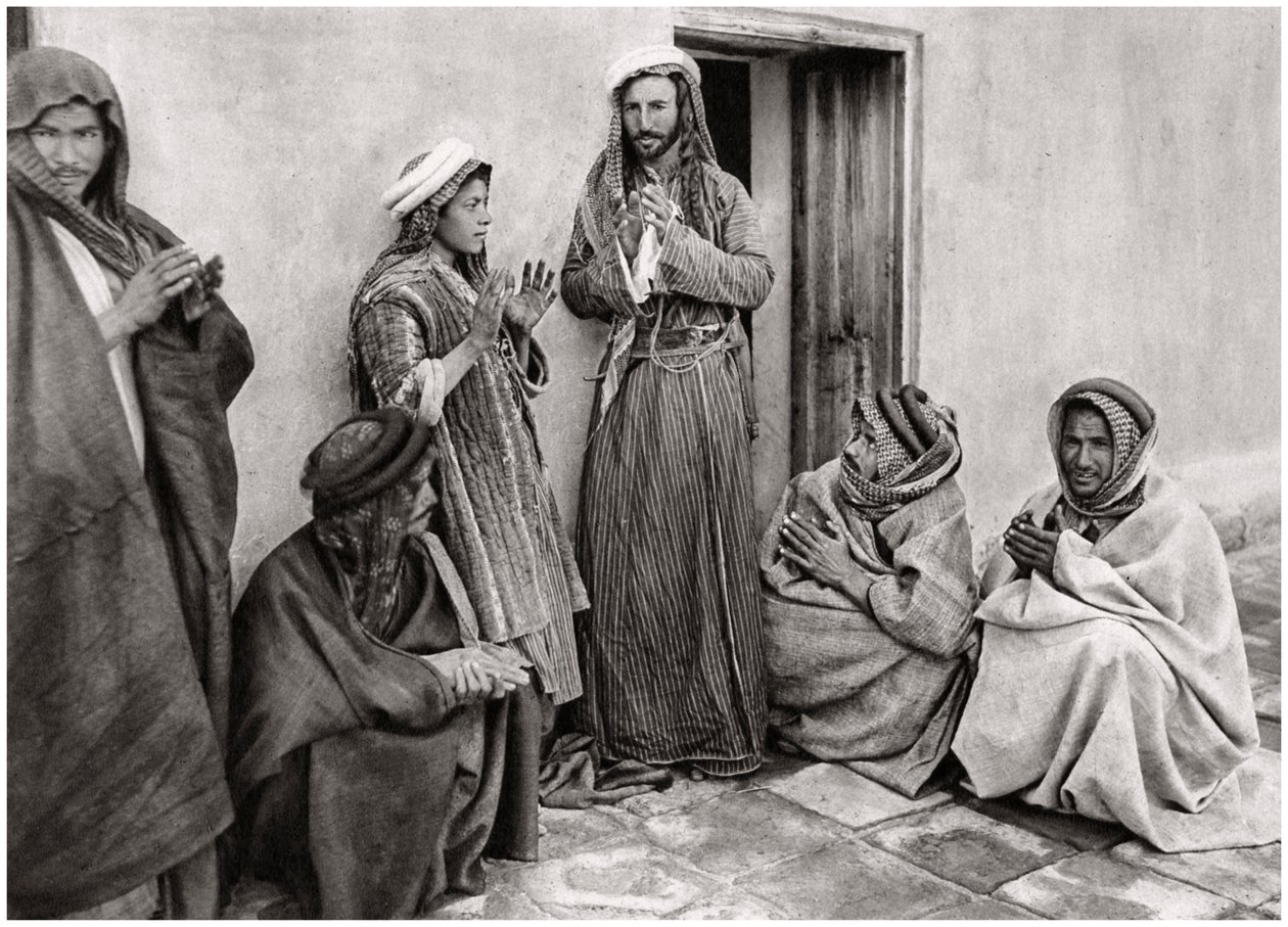 Mułła uczący modlitwy młodego człowieka, Irak, 1925. autorstwa A. Kerim
