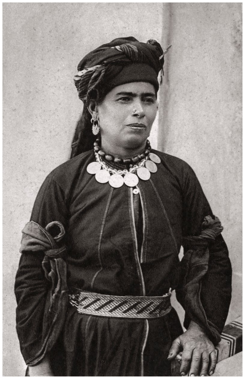 Kurdyjska dama w najlepszym stroju, Irak, 1925 autorstwa A. Kerim
